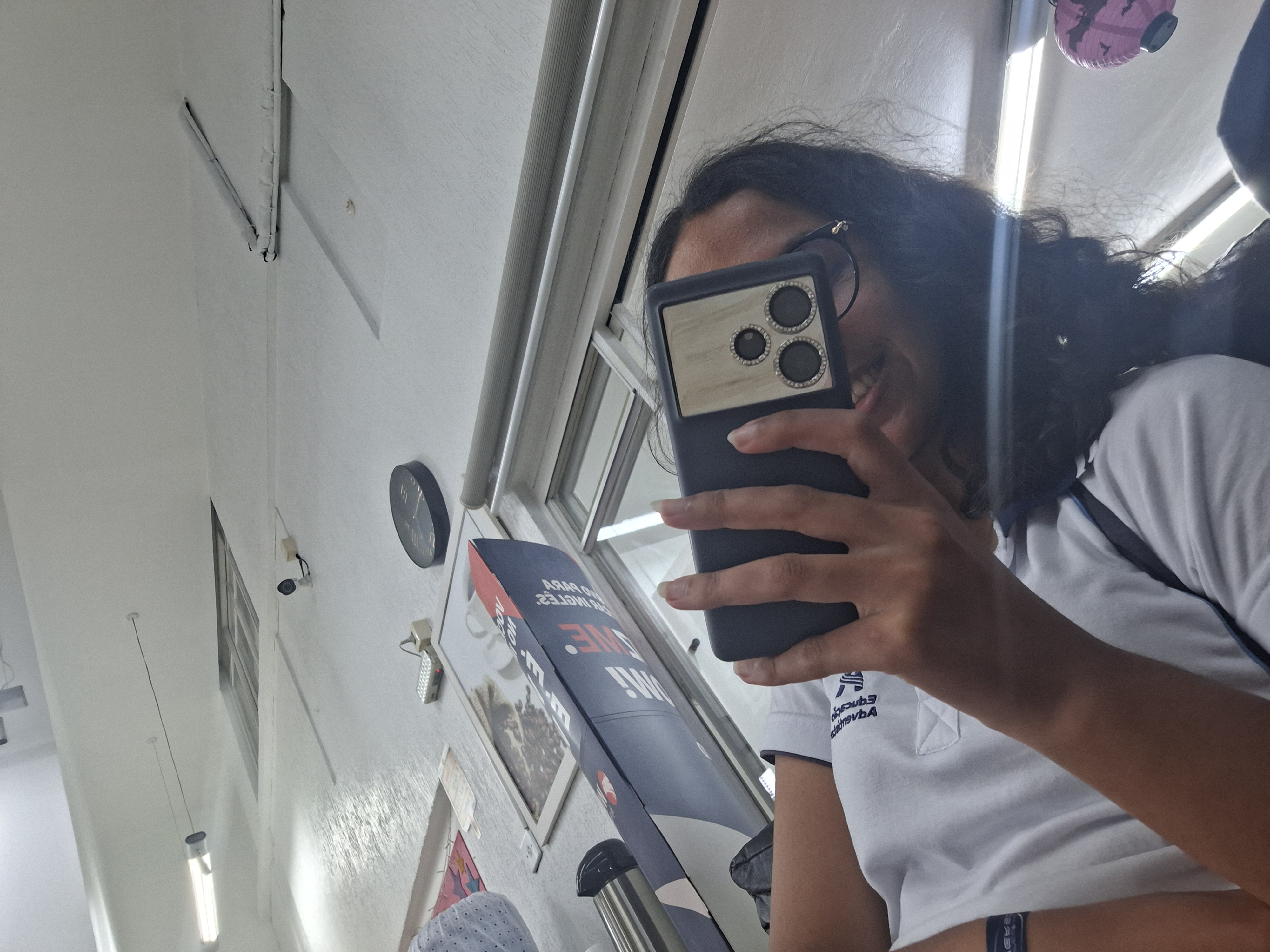 Giovanna com vergonha se escondendo